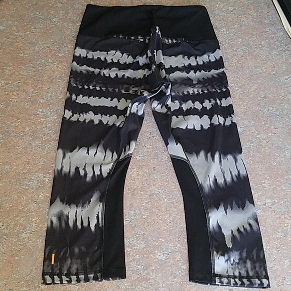 LIKE NEW Lucy Perfect Core Capri - Picture 5 of 16